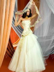 Свадебное платье Беатрис золото. Силуэт А-силуэт. Цвет Айвори / Капучино, Золото. Вид 1