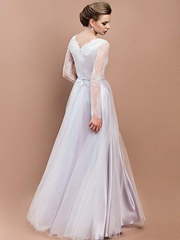 Свадебное платье Альпийское озеро. Силуэт Прямое. Цвет Белый / Молочный, Лавандовый / Фиолетовый. Вид 2