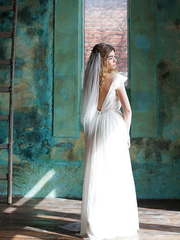 Свадебное платье Emilia. Силуэт Прямое. Цвет Белый / Молочный. Вид 2