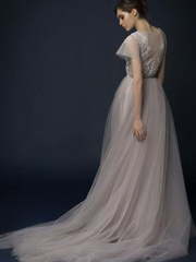 Свадебное платье Laventi. Силуэт Прямое. Цвет Пепельный / Металлик, оттенки Розового, Лавандовый / Фиолетовый. Вид 2