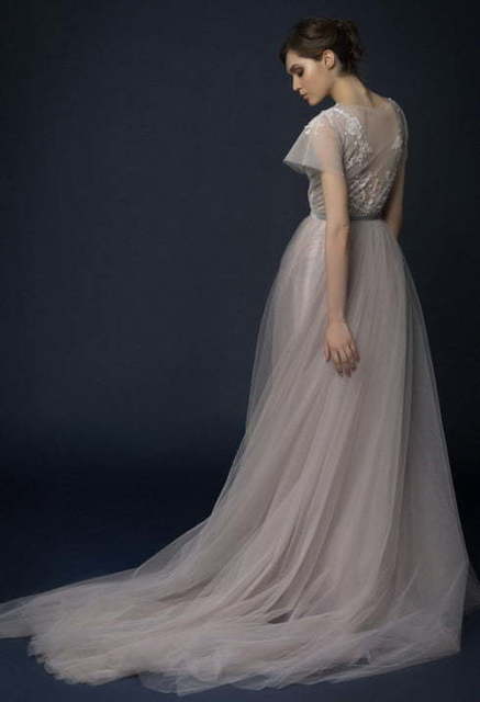 Свадебное платье Laventi. Силуэт Прямое. Цвет Лавандовый / Фиолетовый, Пепельный / Металлик, оттенки Розового. Вид 2