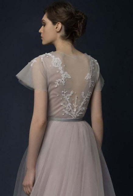 Свадебное платье Laventi. Силуэт Прямое. Цвет Лавандовый / Фиолетовый, Пепельный / Металлик, оттенки Розового. Вид 3