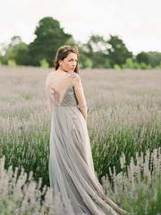 Свадебное платье Elysium. Силуэт Прямое. Цвет Пепельный / Металлик, Лавандовый / Фиолетовый, оттенки Зеленого. Вид 2