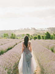 Свадебное платье Euphemia. Силуэт Прямое. Цвет Пепельный / Металлик, Лавандовый / Фиолетовый, оттенки Зеленого. Вид 2