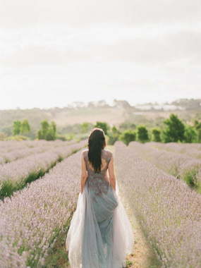 Свадебное платье Euphemia. Силуэт Прямое. Цвет Пепельный / Металлик, Лавандовый / Фиолетовый, оттенки Зеленого. Вид 2