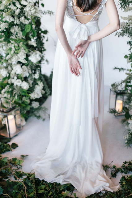 Свадебное платье Adriana. Силуэт Прямое. Цвет Белый / Молочный, Пепельный / Металлик. Вид 2