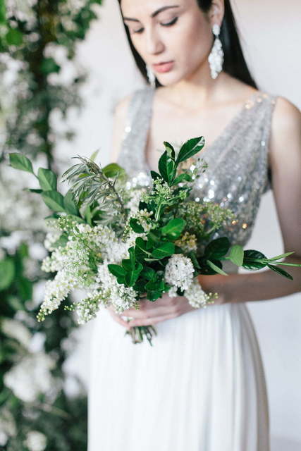 Свадебное платье Adriana. Силуэт Прямое. Цвет Белый / Молочный, Пепельный / Металлик. Вид 4