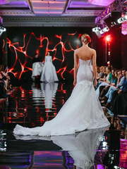 Свадебное платье Albertina. Силуэт Рыбка. Цвет Белый / Молочный, Айвори / Капучино, оттенки Розового. Вид 2