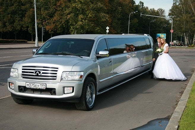 Серебристый лимузин Infiniti QX56 до 20 чел. от ЛимоФаворит 3