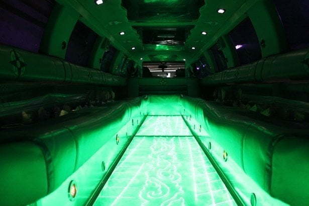 Лимузина Форд Экскершн до 28 чел. от ЛимоФаворит 2