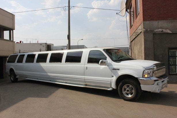 Лимузина Форд Экскершн до 28 чел. от ЛимоФаворит 4