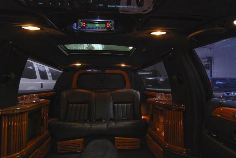 Линкольн Таункар черного цвета до 7 чел. от ЛимоФаворит 3