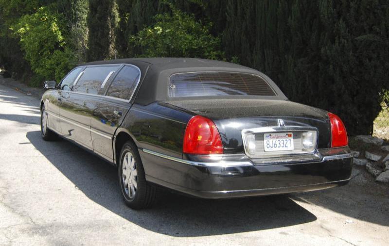 Линкольн Таункар черного цвета до 7 чел. от ЛимоФаворит 4