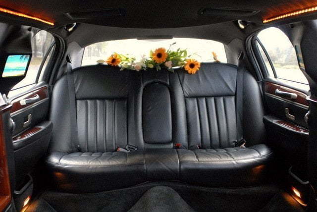 Лимузин Линкольн Таункар белого цвета до 7 чел. от ЛимоФаворит 2