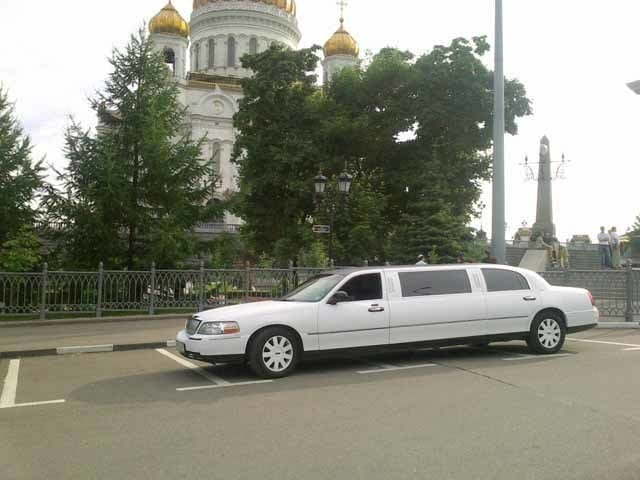 Лимузин Линкольн Таункар белого цвета до 7 чел. от ЛимоФаворит 4