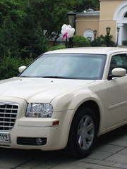 Белый Крайслер 300С до 4 чел. от ЛимоФаворит 1