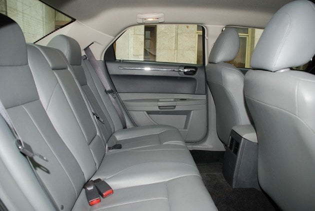 Белый Крайслер 300С до 4 чел. от ЛимоФаворит 2