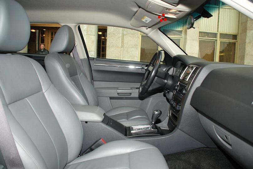 Белый Крайслер 300С до 4 чел. от ЛимоФаворит 3