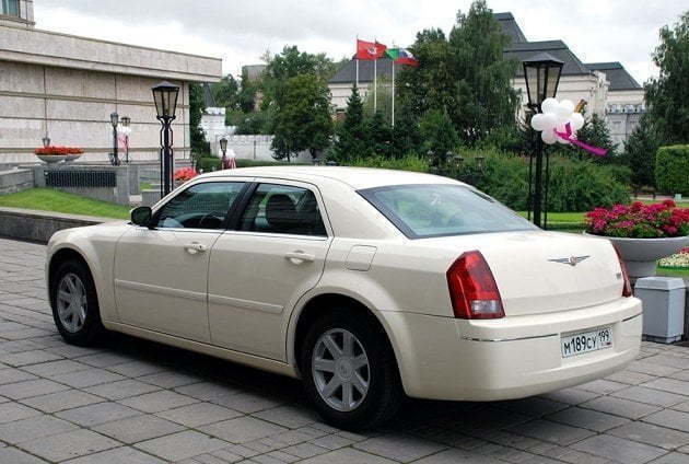 Белый Крайслер 300С до 4 чел. от ЛимоФаворит 4