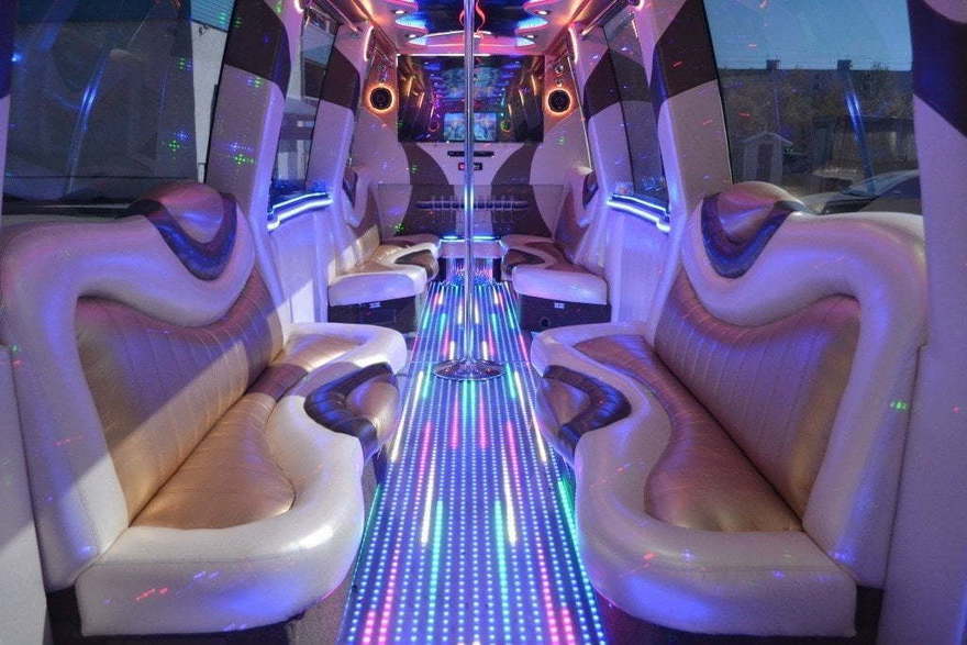 Двух ярусный лимузин Хаммер до 28 чел. от ЛимоФаворит 2