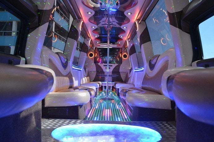 Двух ярусный лимузин Хаммер до 28 чел. от ЛимоФаворит 6