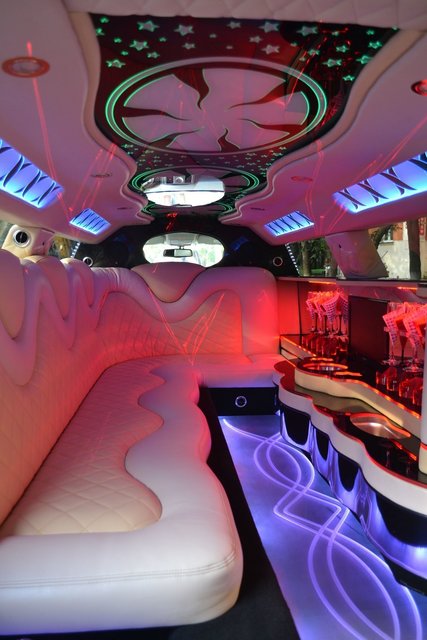 Белый лимузин Крайслер до 10 чел. от ЛимоФаворит 2