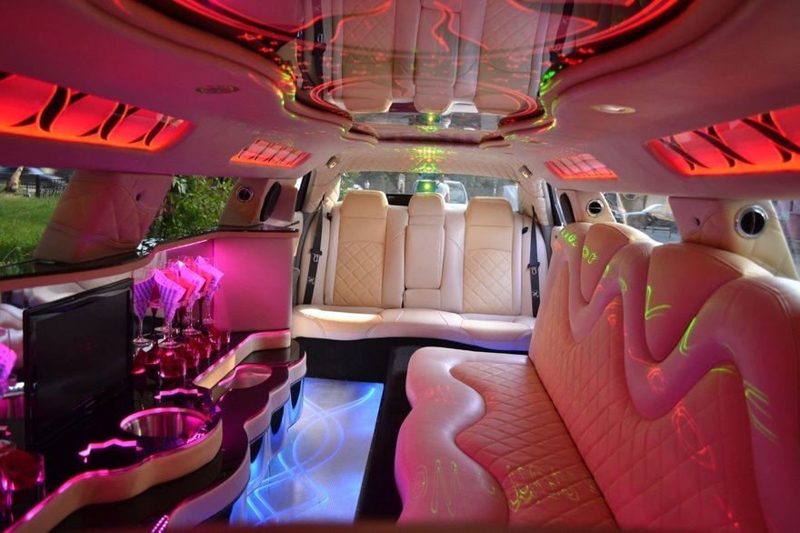 Белый лимузин Крайслер до 10 чел. от ЛимоФаворит 5