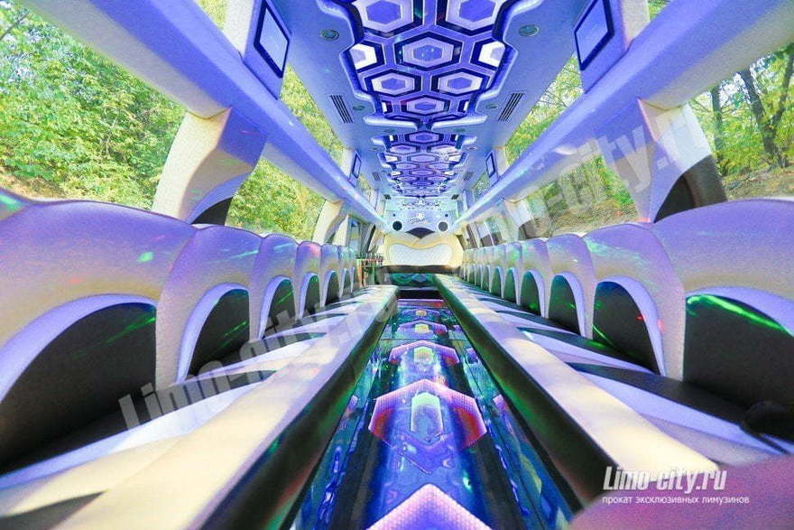 Кадиллак Эскалейд Фаворит до 30 чел., 2016 г. от Limo City 4