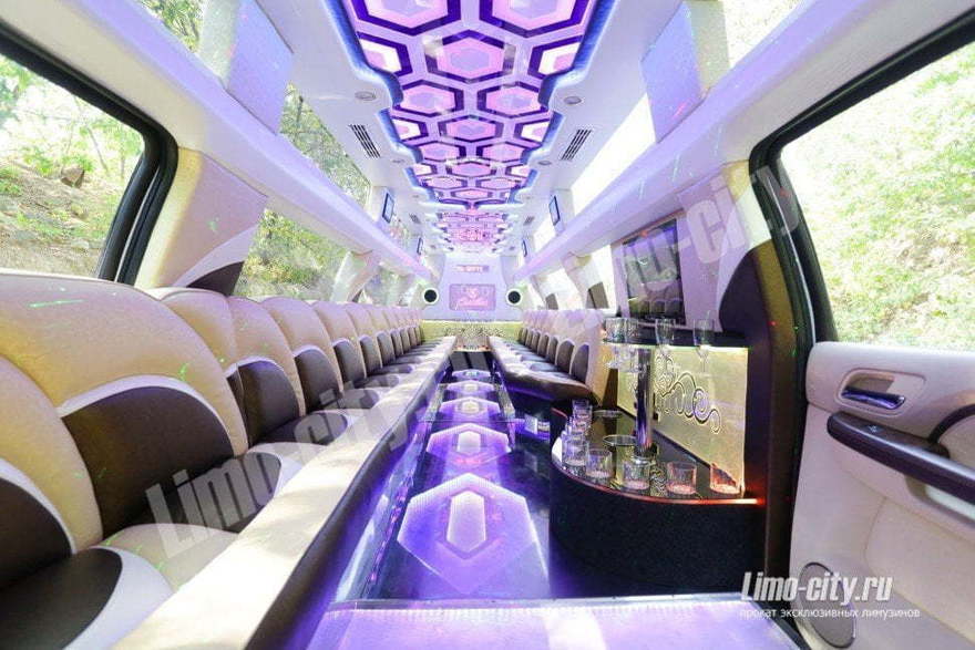 Кадиллак Эскалейд Фаворит до 30 чел., 2016 г. от Limo City 11