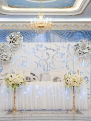 Президиум / Стол молодоженов, Задник за молодоженами в Классика от Студия декора и флористики Florburo 1
