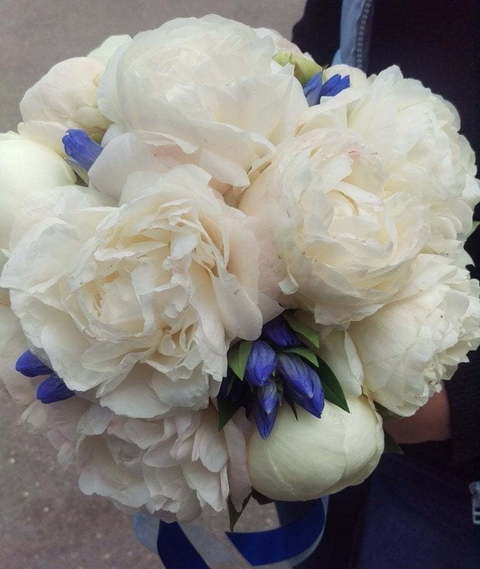 Монобукет из одного вида цветов, Классический круглый name от Студия декора и флористики Der Garten 2