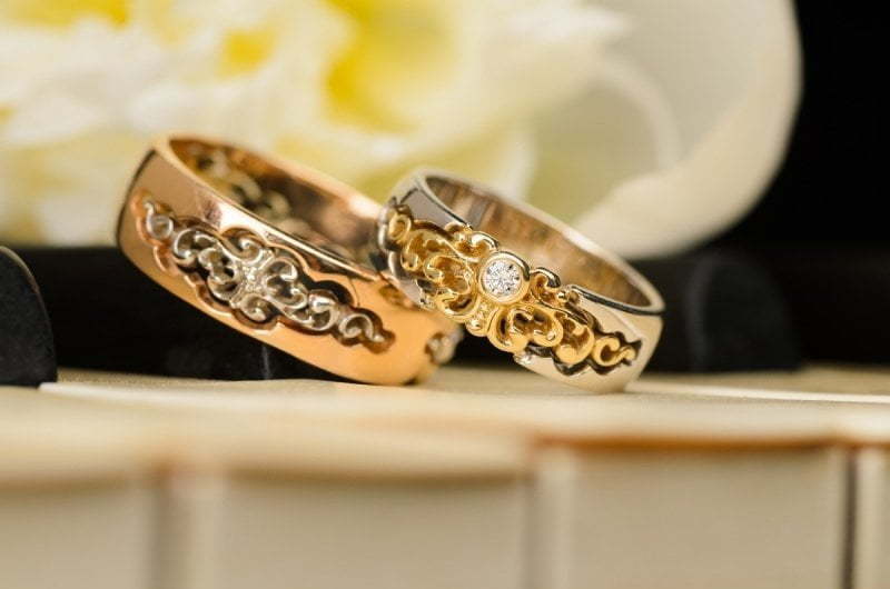 Необычное обручальное кольцо с бриллиантом AOG-obr-698 из Комбинированные от Ювелирный салон Art of glow 3