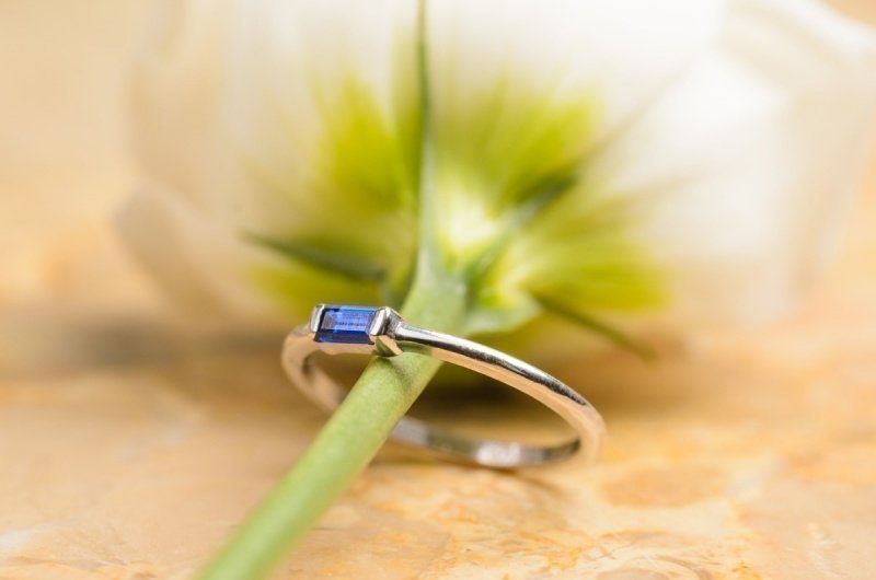 Стильное серебряное помолвочное кольцо с фианитом AOG-YMR-0008S из Серебро от Ювелирный салон Art of glow 2