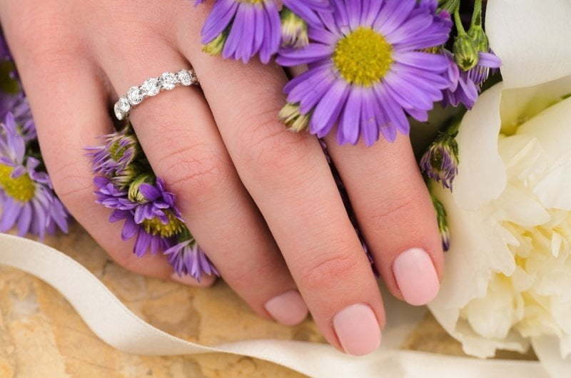 Золотое обручальное кольцо с дорожкой камней AOG-WR-0026-CZ из Белое золото от Ювелирный салон Art of glow 4