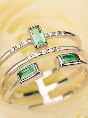 Стильное помолвочное кольцо с изумрудами и бриллиантами AOG-YMR-0024 из Белое золото от Ювелирный салон Art of glow 1