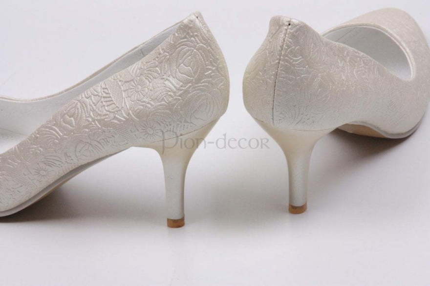 Свадебные кремовые туфли Розочки от  3