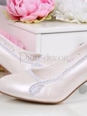 Нежно кремовые свадебные туфли с петличкой от  1