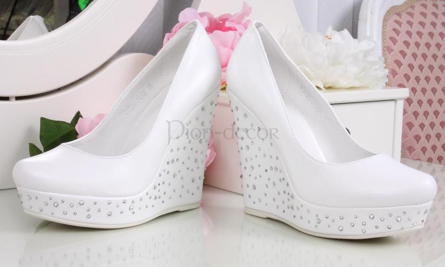 Свадебные туфли на танкетке со стразами от  2