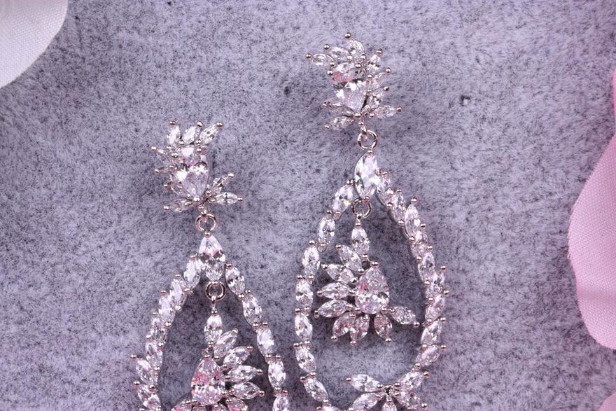 Серьги Flowers с цирконами из Посеребренная бижутерия от  3