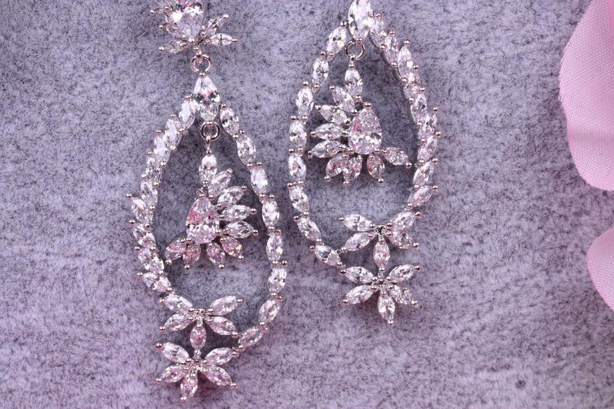 Серьги Flowers с цирконами из Посеребренная бижутерия от  4