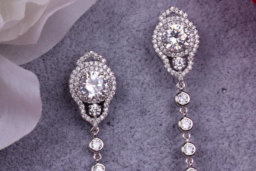 Серьги Иллюзион с цирконами из Посеребренная бижутерия от  4