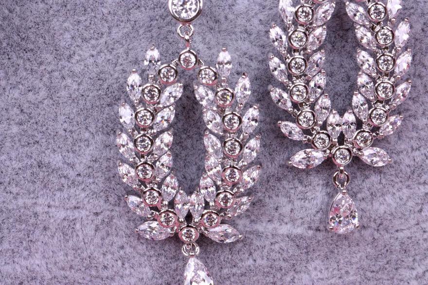 Длинные цирконовые серьги Oliva из Посеребренная бижутерия, Цирконий от  3