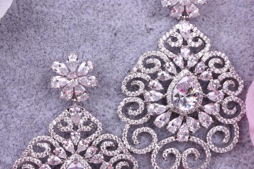 Серьги цирконовые Завитки из Посеребренная бижутерия, Цирконий от  4