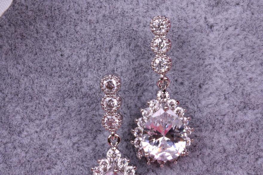 Серьги с цирконами Dolores из Посеребренная бижутерия от  4