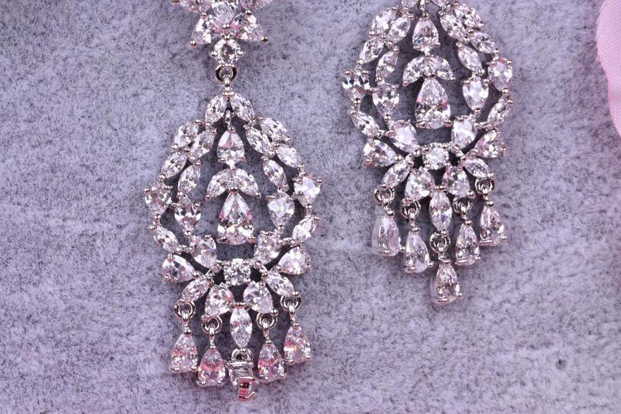 Серьги с цирконами Pavlin из Посеребренная бижутерия от  3