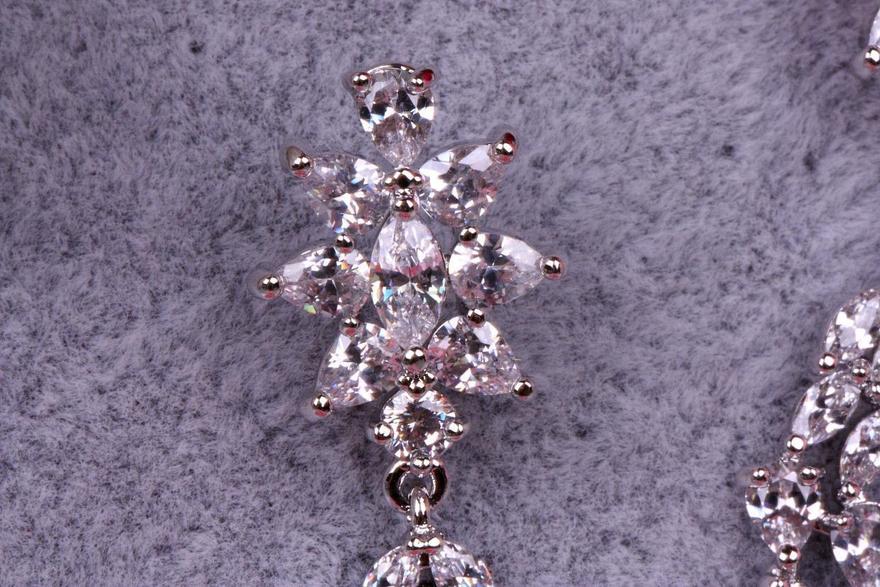 Серьги с цирконами Pavlin из Посеребренная бижутерия от  5