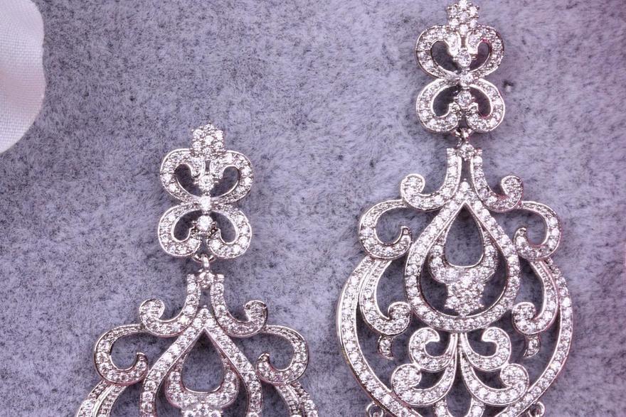 Серьги Shic с цирконами из Посеребренная бижутерия от  4