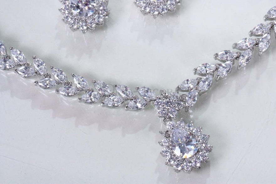 Комплект Lily с цирконами из Посеребренная бижутерия от  4