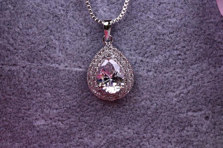 Dolores цирконовая подвеска с цепочкой из Посеребренная бижутерия, Цирконий от  3