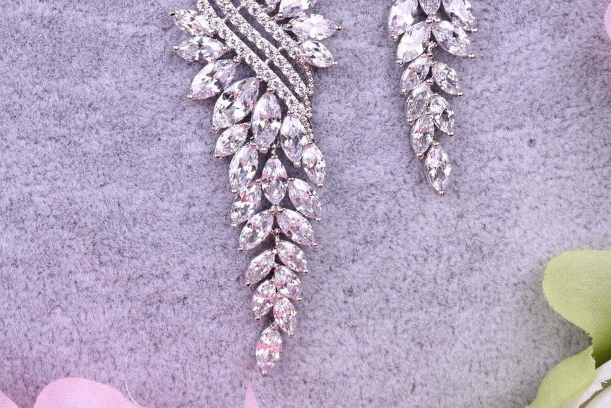 Серьги Perfezione с цирконами из Посеребренная бижутерия от  4